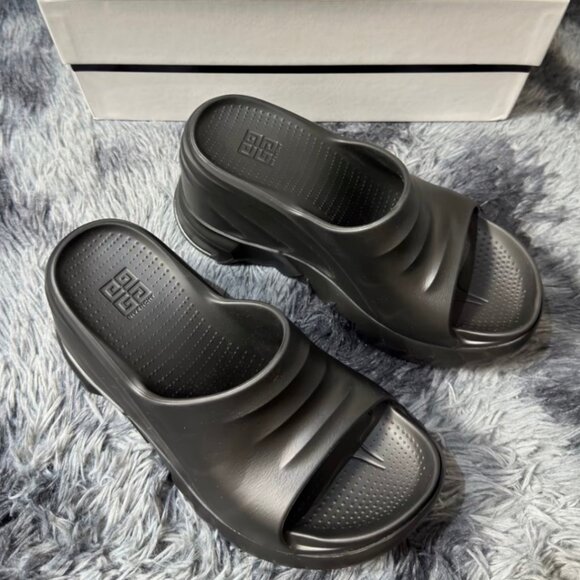 Givenchy Women's Chic Black Slides - Picture 1 of 4
